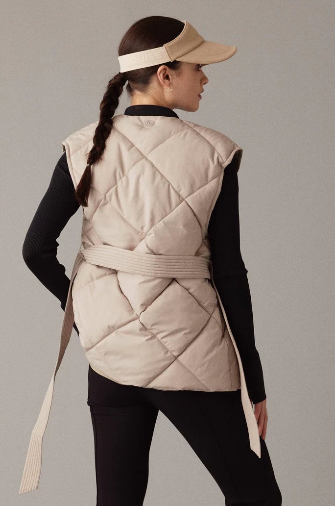 リサイクルポリエステルを使用したアウターベスト¥42,000(税込)