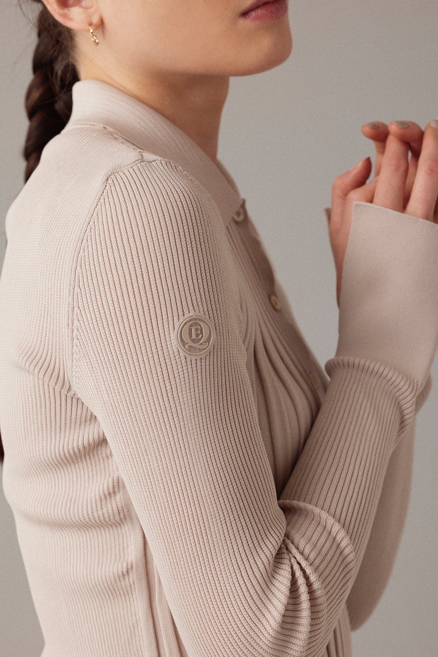 ボディーラインに自然にフィットするシルエットのリブニットトップス¥23,400(税込)