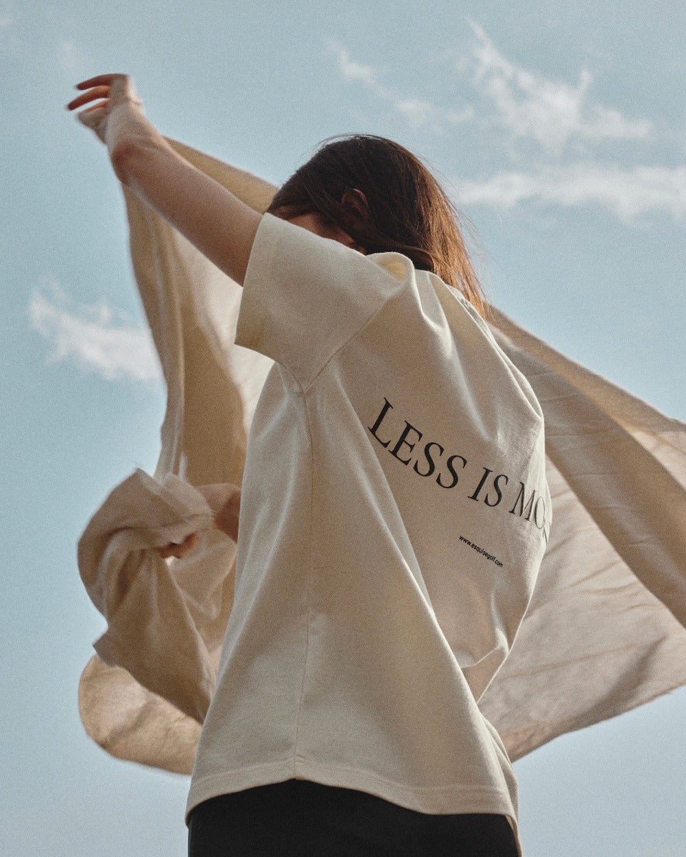 “LESS IS MORE TEE” ¥8,500 (税込)