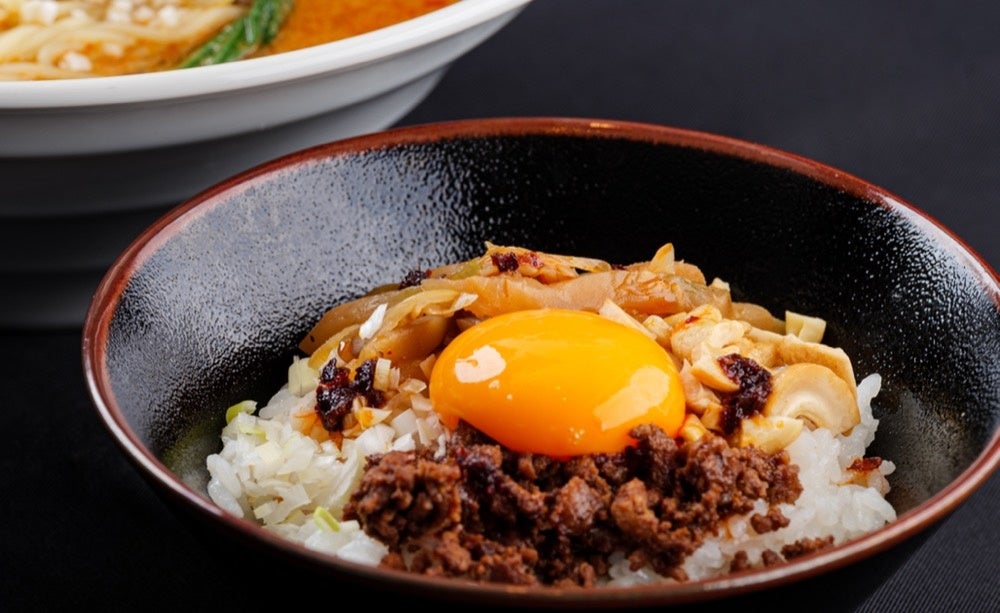 担担麺注文で、ライスと生卵が付いてくる。ご飯の上に卵と丼に残った具材をのせれば絶品TKGの完成！（ディナータイムは＋100円）