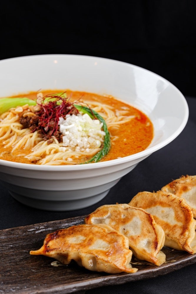 ほかでは味わえない担担麺と肉汁餃子をご賞味あれ！