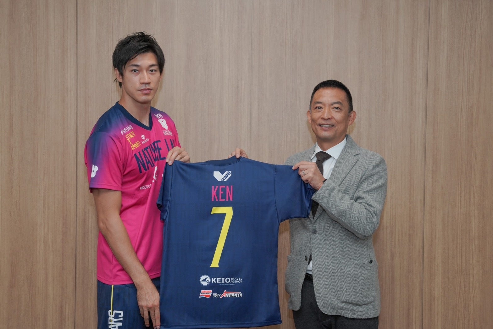 星野選手から長谷部区長へネーム入りのユニフォームを贈らせていただきました