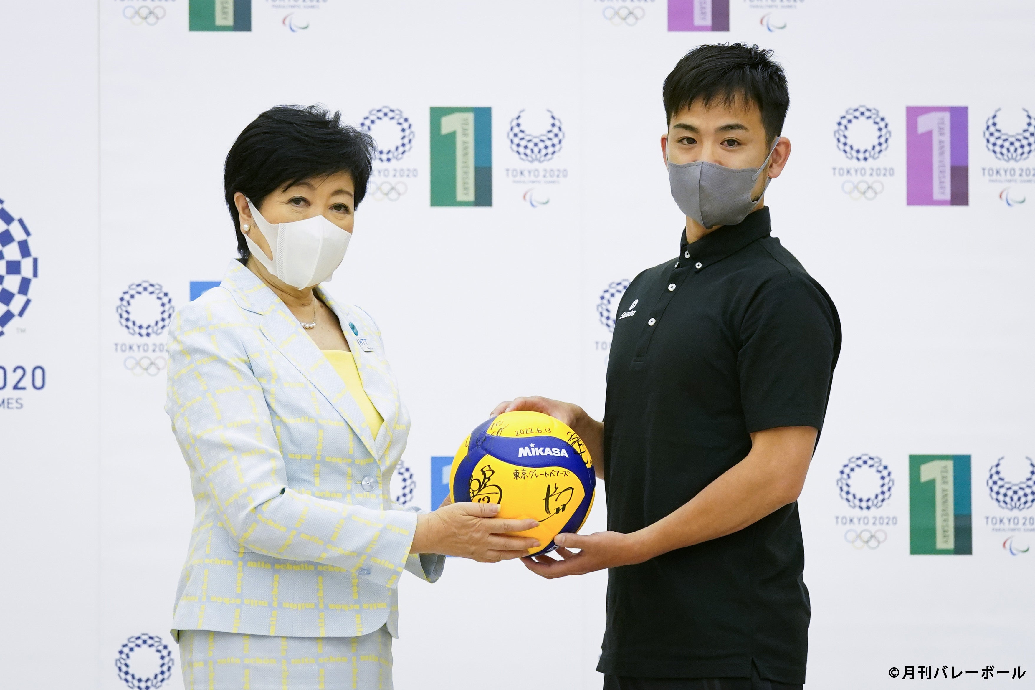 古賀太一郎選手から選手たちのサインボールを知事に手渡し、記念撮影を実施