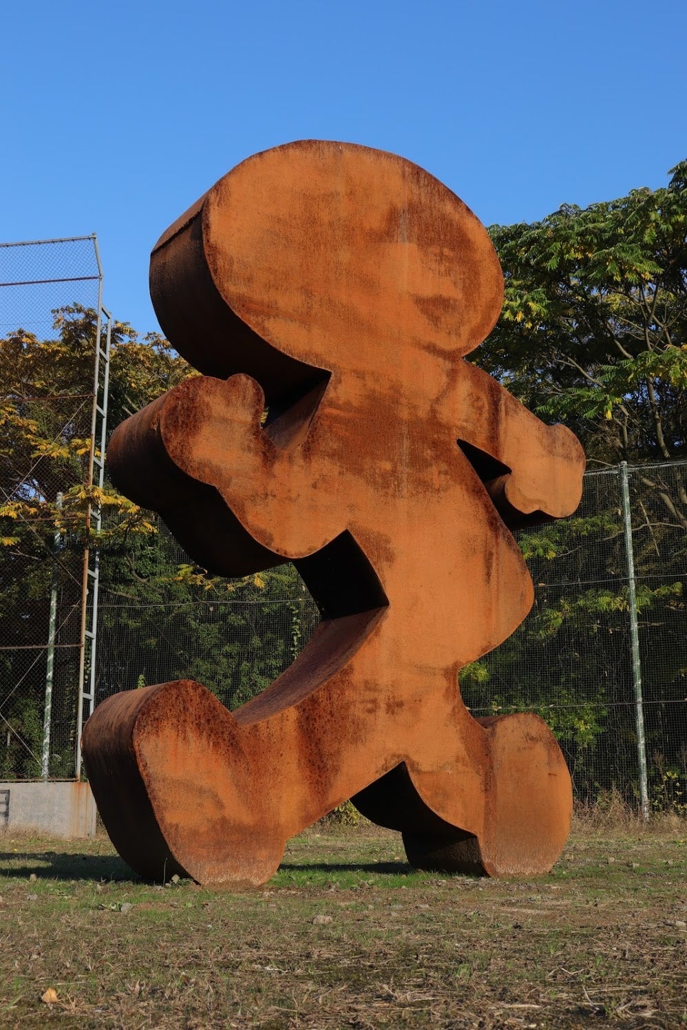 深田拓哉《忘れられたモノたちに》2020 立体 鉄