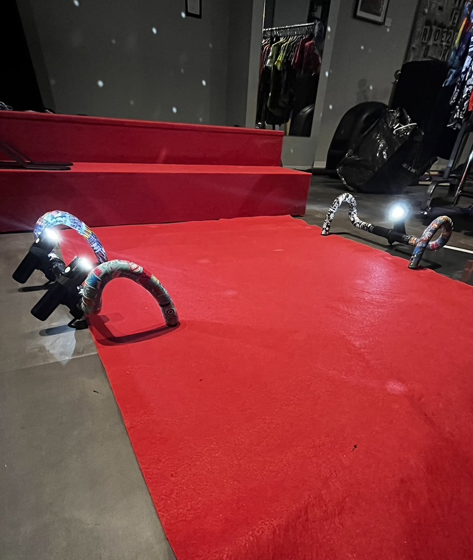 キャットアイ社の新製品、「VOLT800 NEO」がレッドカーペットを豪華に惹きたてる。