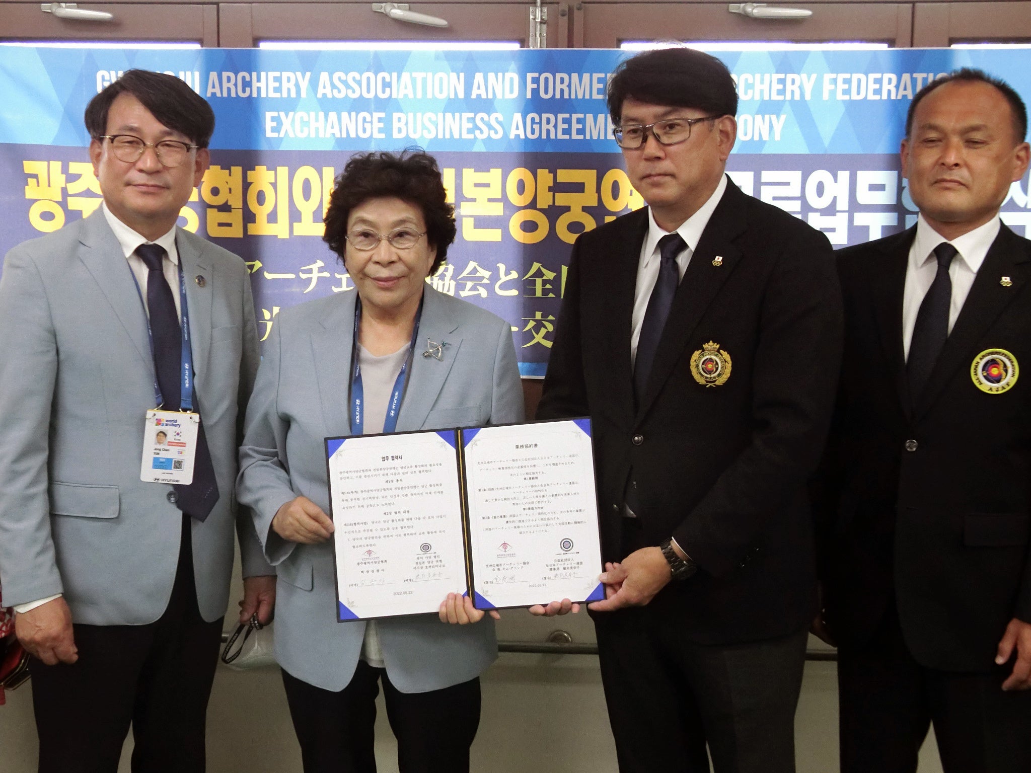 協約書締結（田中伸周日本チーム監督：右から2番目）