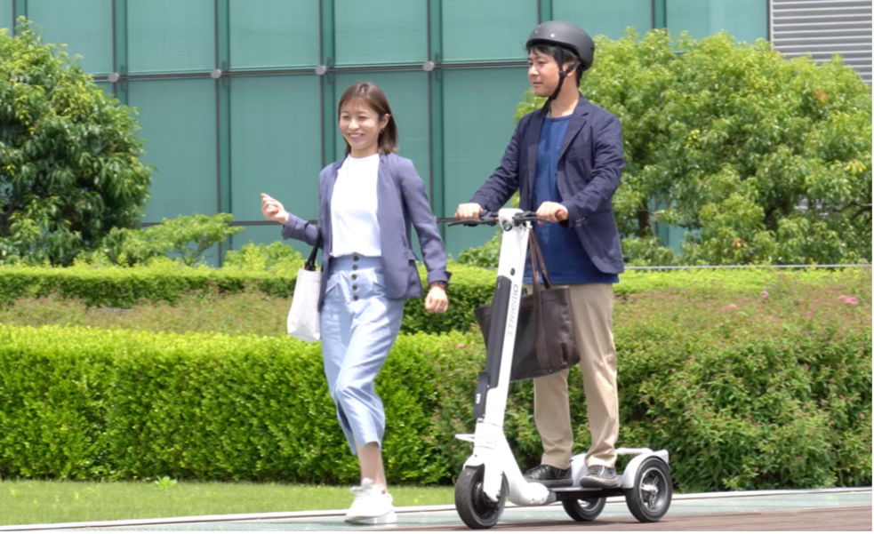 歩行モード(6km毎時)では、周りを見渡し、他の歩行者との会話を楽しみながら容易に移動可能です