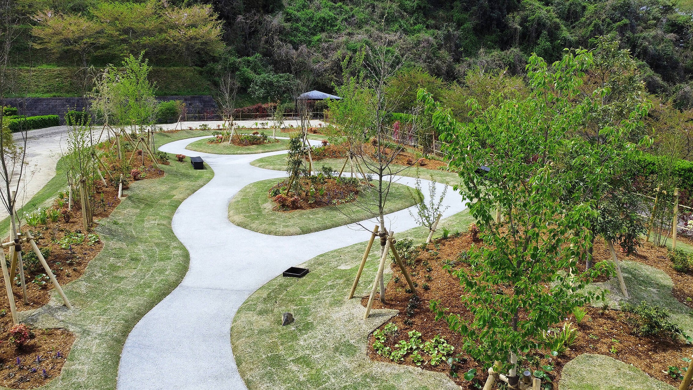 五色台メモリアルパーク森の墓園「語らいの小径」