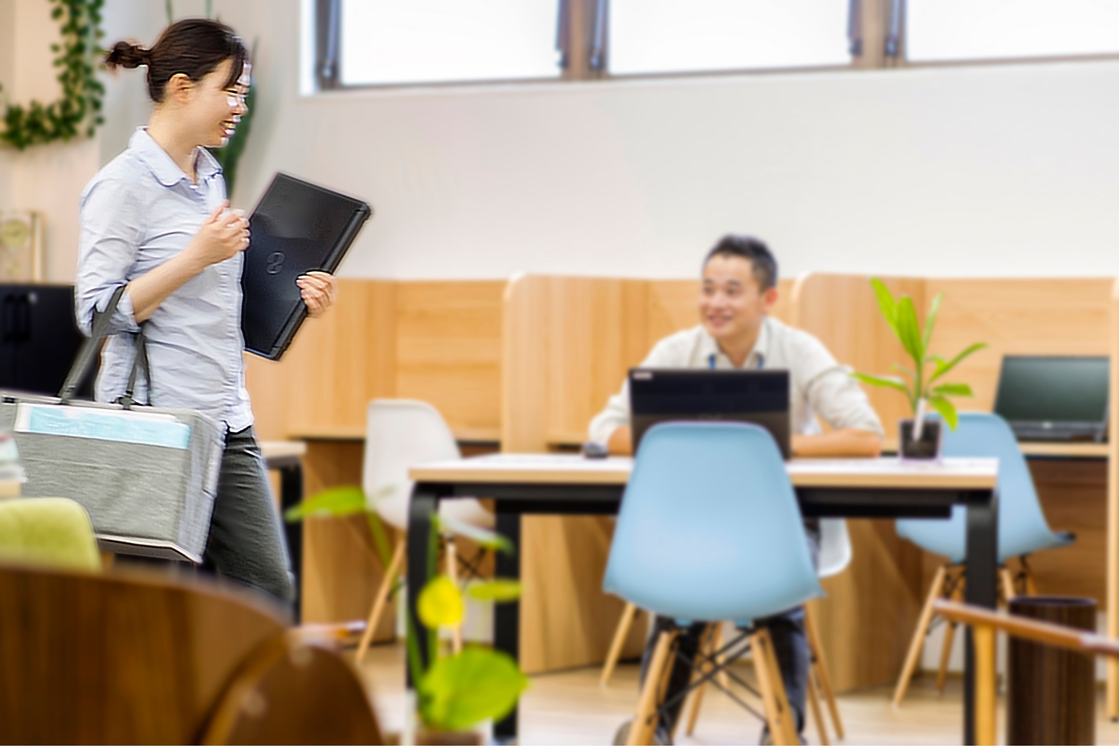 席は毎日日替で変更。スタッフ同士のコミュニケーションも深まる