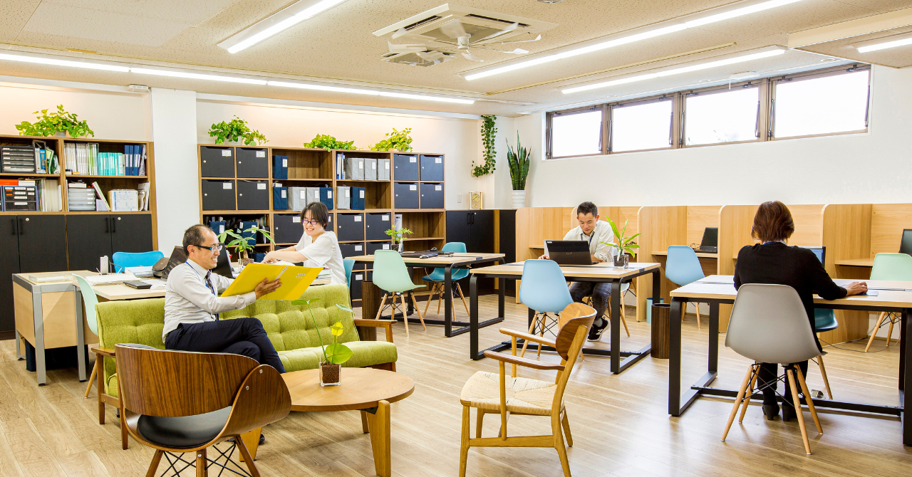 オフィスをフリーアドレスに変更。色彩にもこだわり、ウェルビーイングな空間を設計。集中スペースも併設