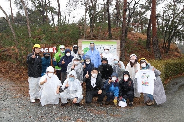 当社看板の前での記念撮影