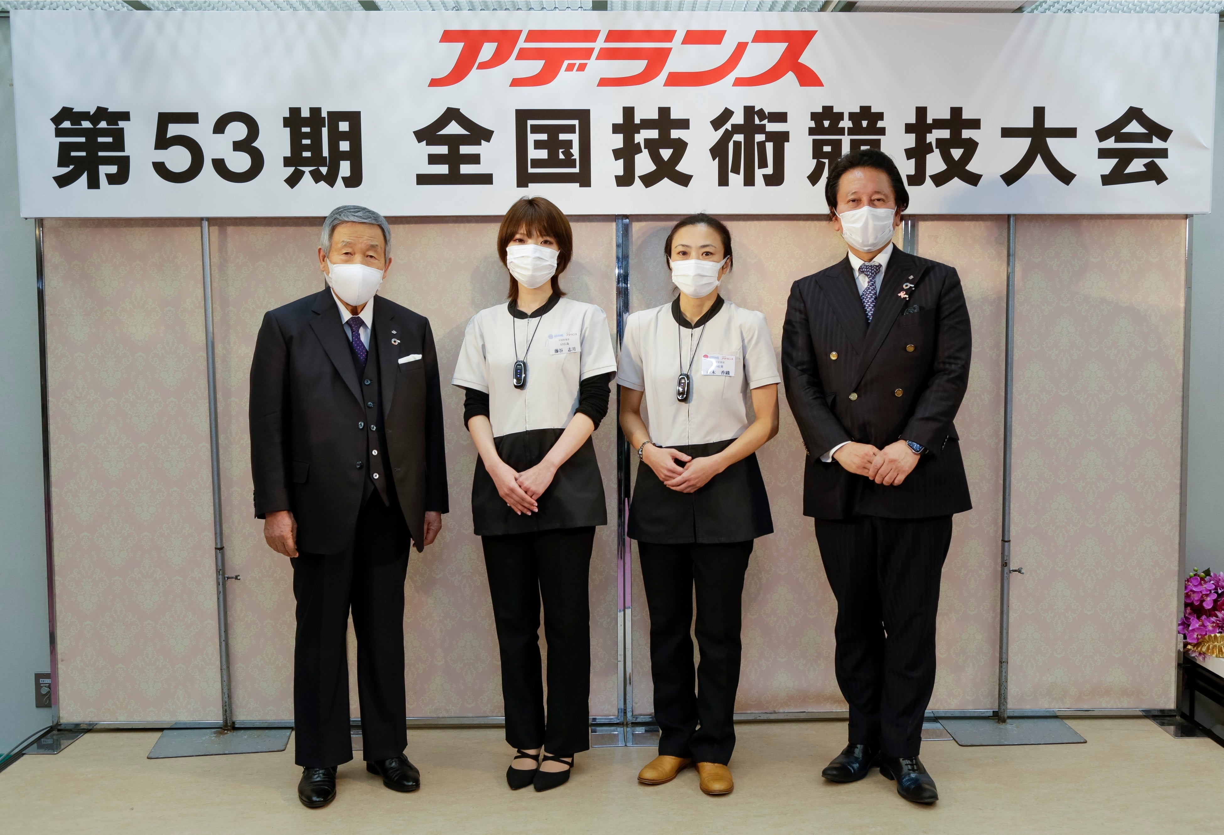 「メンズ部門」優勝者：アデランス広島　藤谷 志月（左から2番目） 「レディース部門」優勝者：アデランス佐賀 赤木 香織（右から2番目） 会長の根本（左）、社長の津村（右）と一緒に