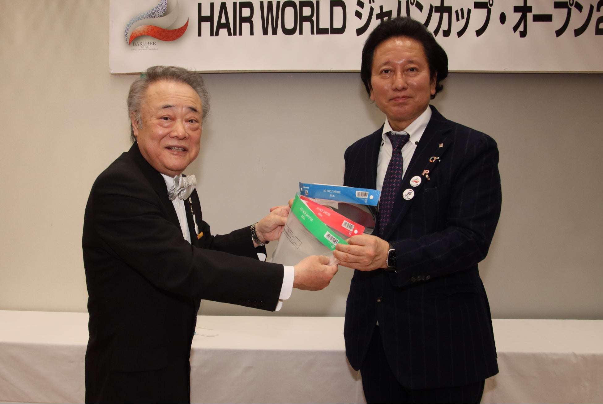 左)全国理容生活衛生同業組合連合会 大森 利夫 理事長、 右)株式会社アデランス 代表取締役社長 津村佳宏