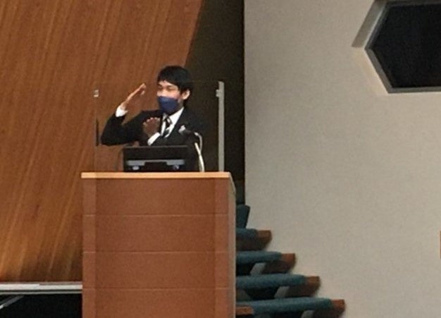 講演中のアデランス研究員、杉元 啓悟