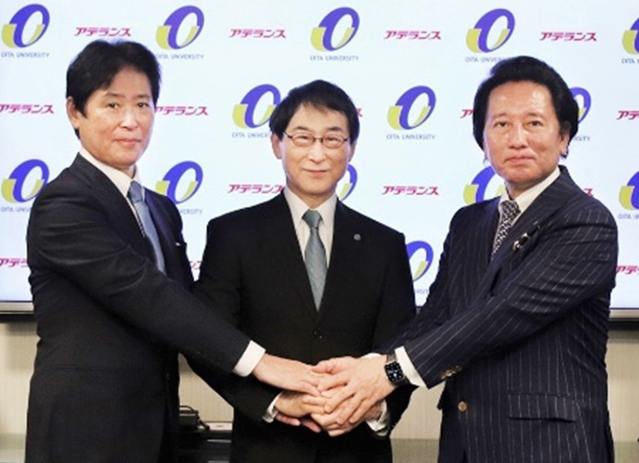 猪股 雅史教授（左）、北野 正剛学長（中央）、津村 佳宏社長（右）