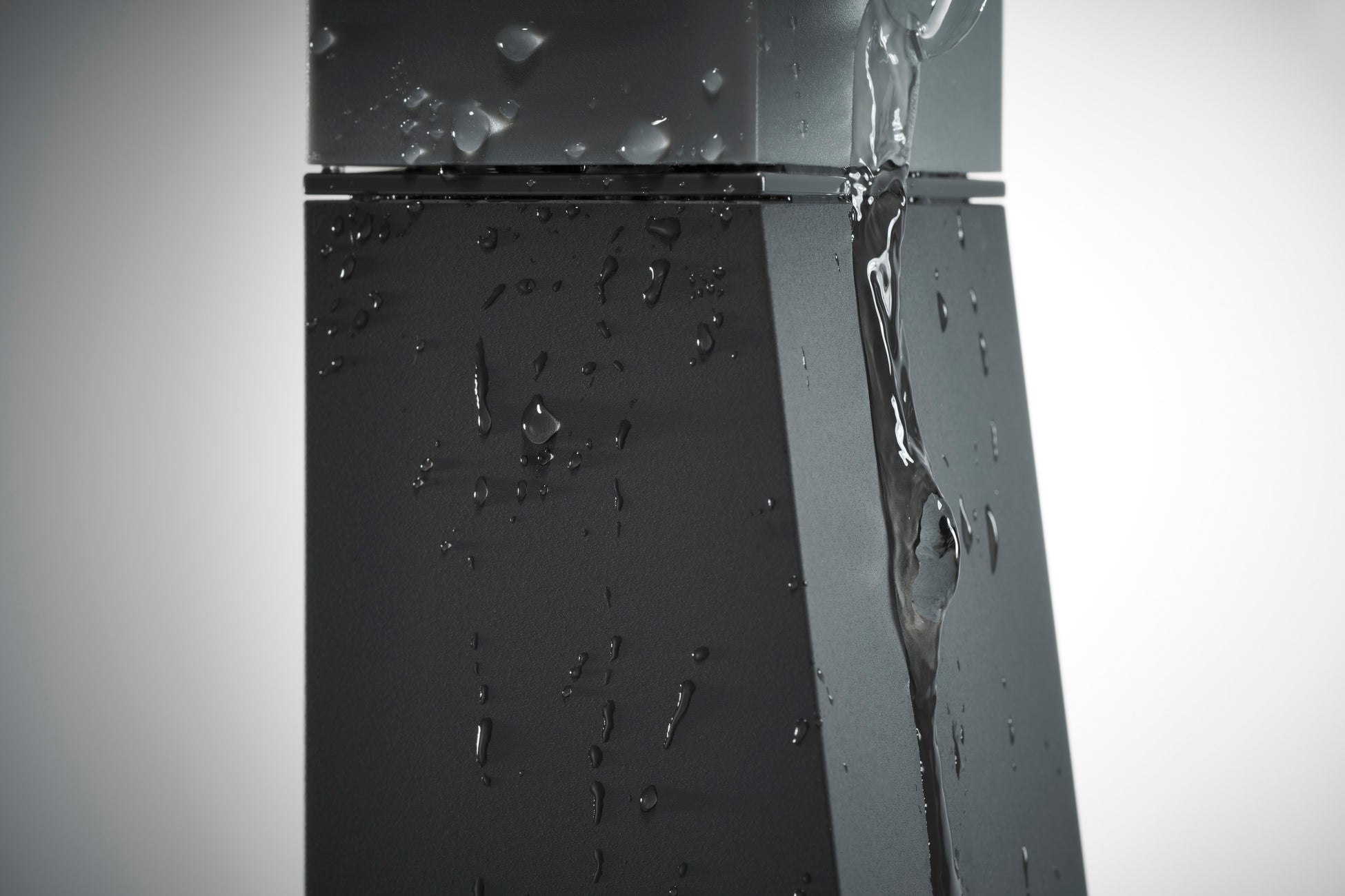 水滴がつきにくく、滑りにくい。 乾漆粉を練りこんだ塗料を使用。対候性や抗菌作用もあり、浴室でも清潔に保つ。