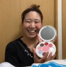 『BLINDMAKE UD パレット』を 笑顔で手にする 橋口 史織 選手