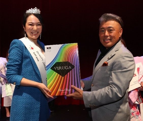  （左）総合グランプリの藤田 美佳さん （右）審査員を務めた 陰山 昌利