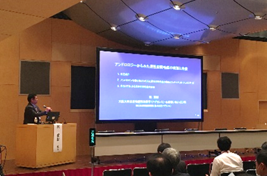 （左）ご講演中の乾 重樹先生 