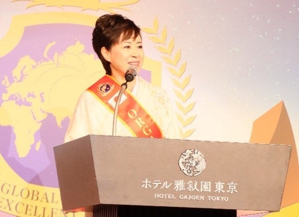 当社ウィッグを着用し登壇する アジアビジネストラスト代表取締役　道端 泰代氏