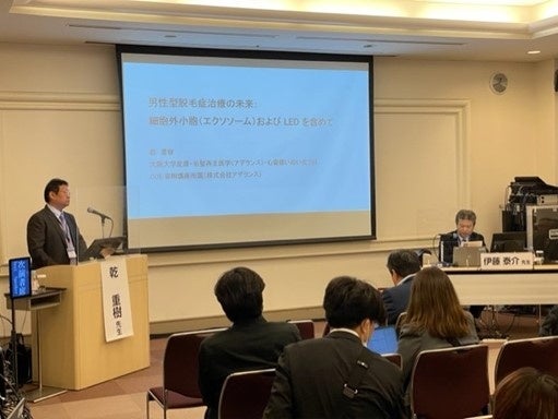 ご講演中の乾先生（手前）と座長の伊藤先生（奥）