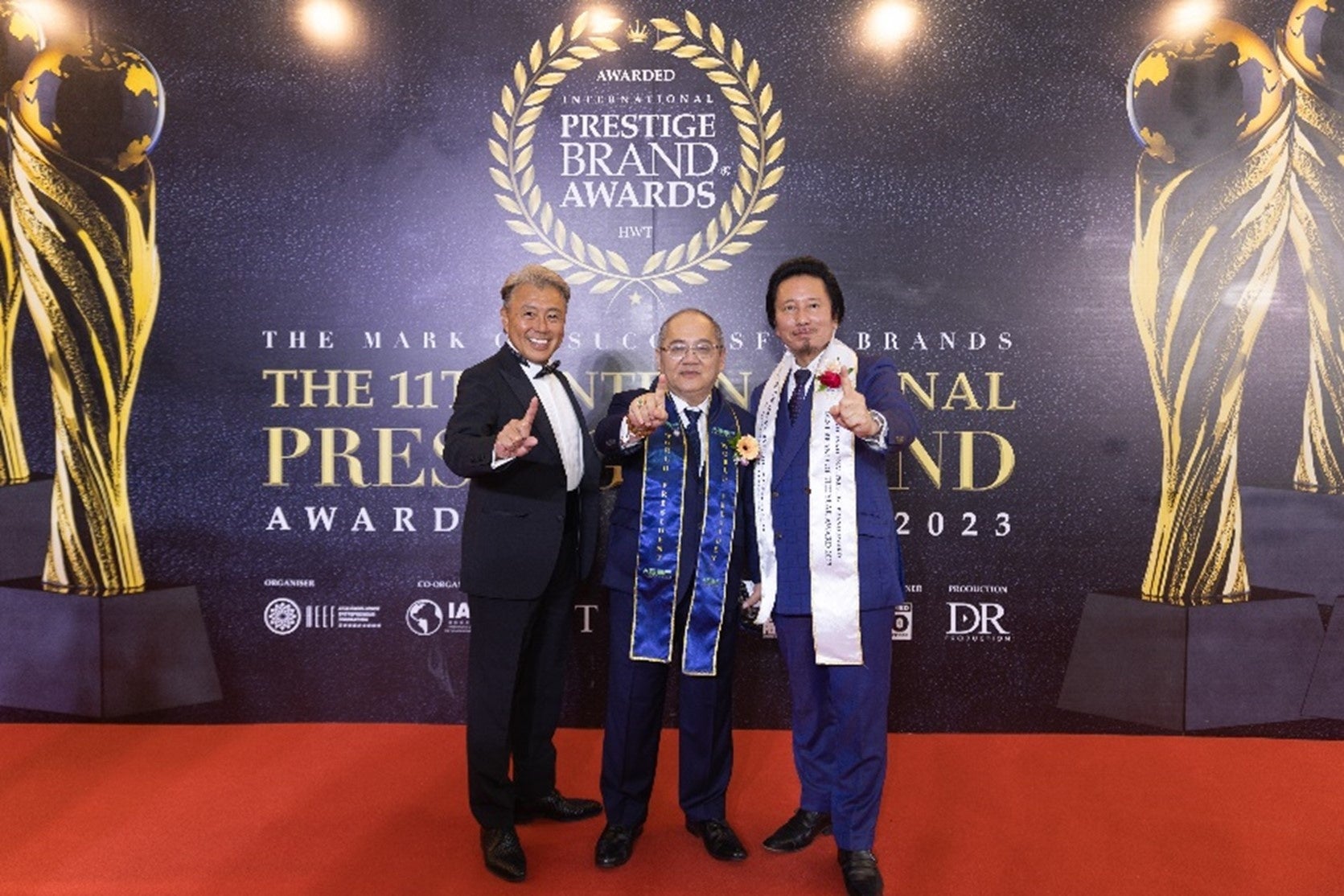 左から当社取締役 専務執行役員 陰山 昌利 Dr. Robin Tan, Asia Excellence Entrepreneur Federation World President 代表取締役社長グループCEO 津村 佳宏