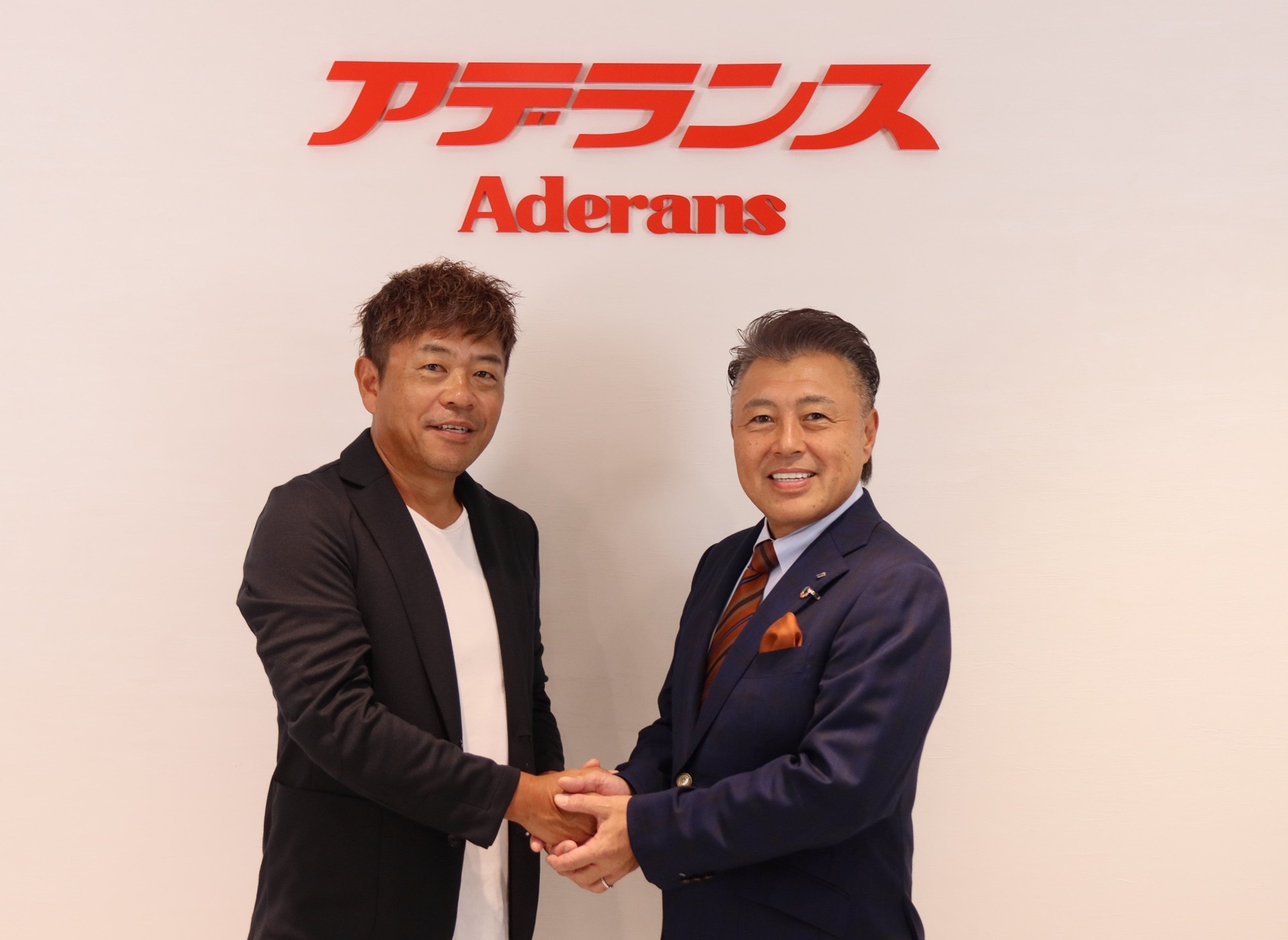 株式会社 Policy Company 代表取締役 西田 一人氏（左）と 株式会社アデランス 取締役 専務執行役員 陰山 昌利（右）