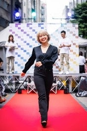 ランウェイを歩くmomokaさん