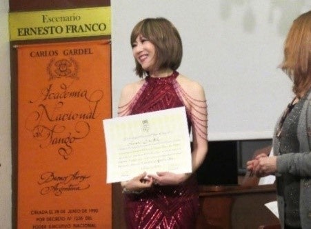 世界的タンゴ歌手・冴木杏奈さんにウィッグ協力タンゴ発祥の地・アルゼンチンで開催されたバレラ祭りで着用 エンタメラッシュ