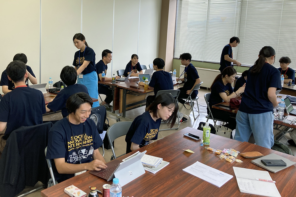 チームでアプリ開発に取り組む様子