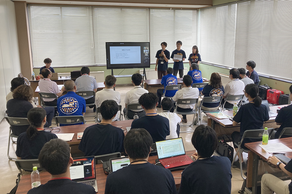 開発したアプリのプレゼンテーションを行っている様子