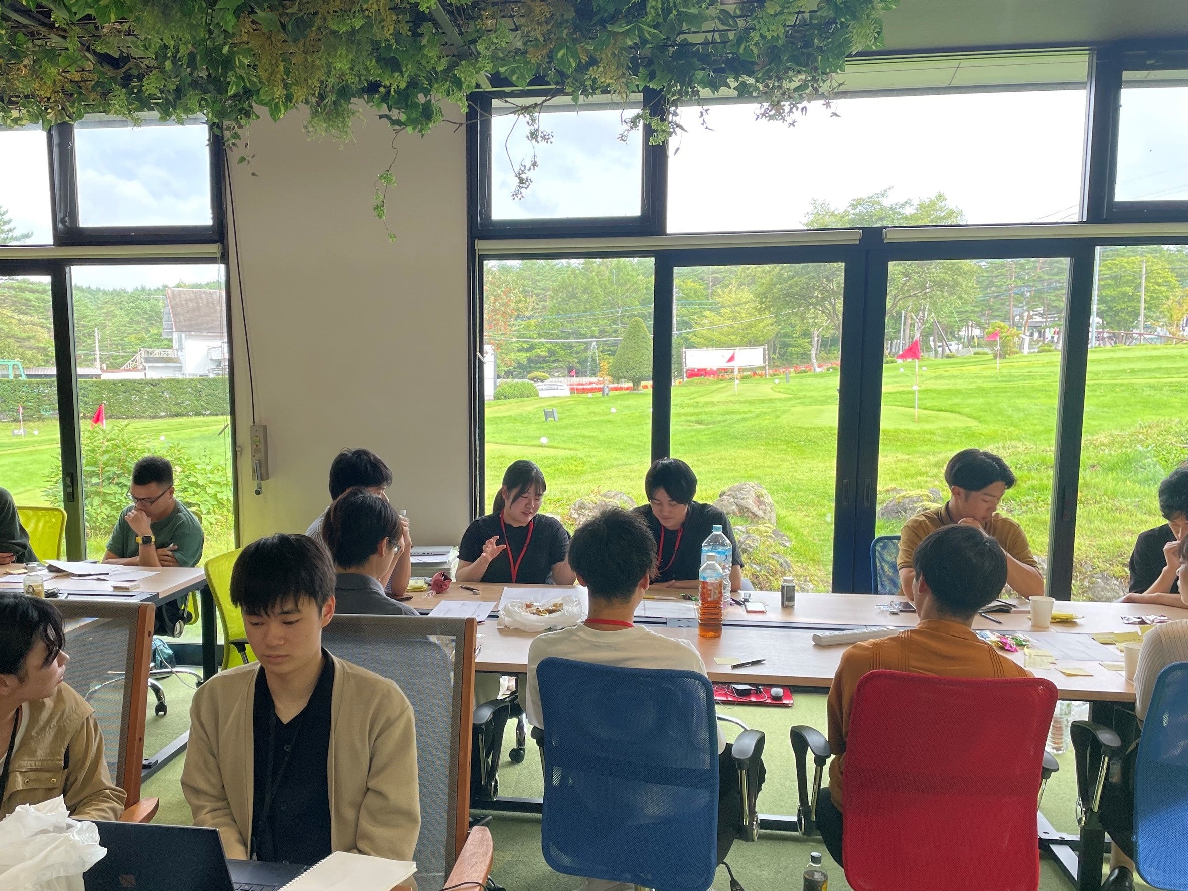 チームでアプリ開発に取り組む様子