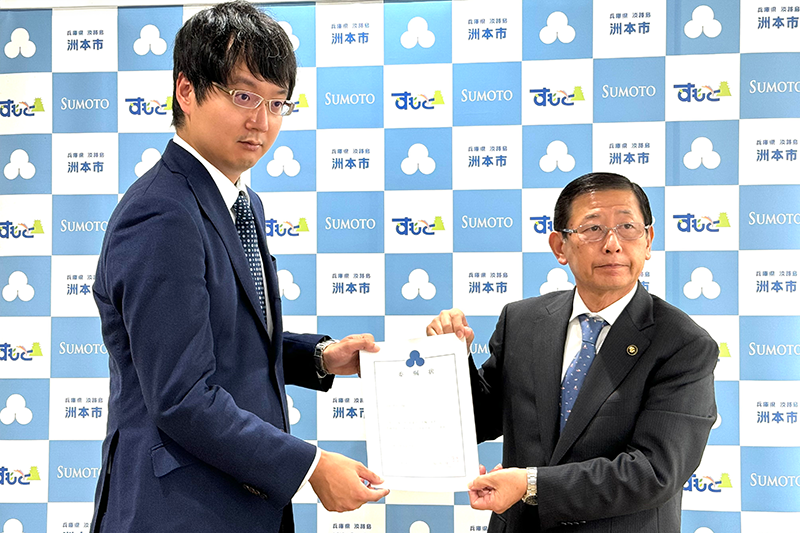 写真左から地域活性化起業人に就任したAKKODiSの谷岡哲也、洲本市の上崎市長