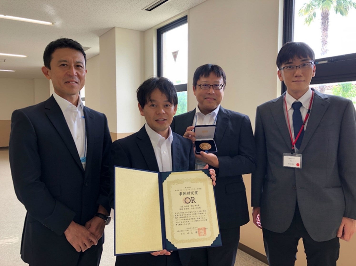 写真 左から 渡邉安彦（日本パレットレンタル株式会社）、寺島伸男（日本パレットレンタル株式会社）、山本広高氏（株式会社 THINCESS）、吉良知文准教授（群馬大学）