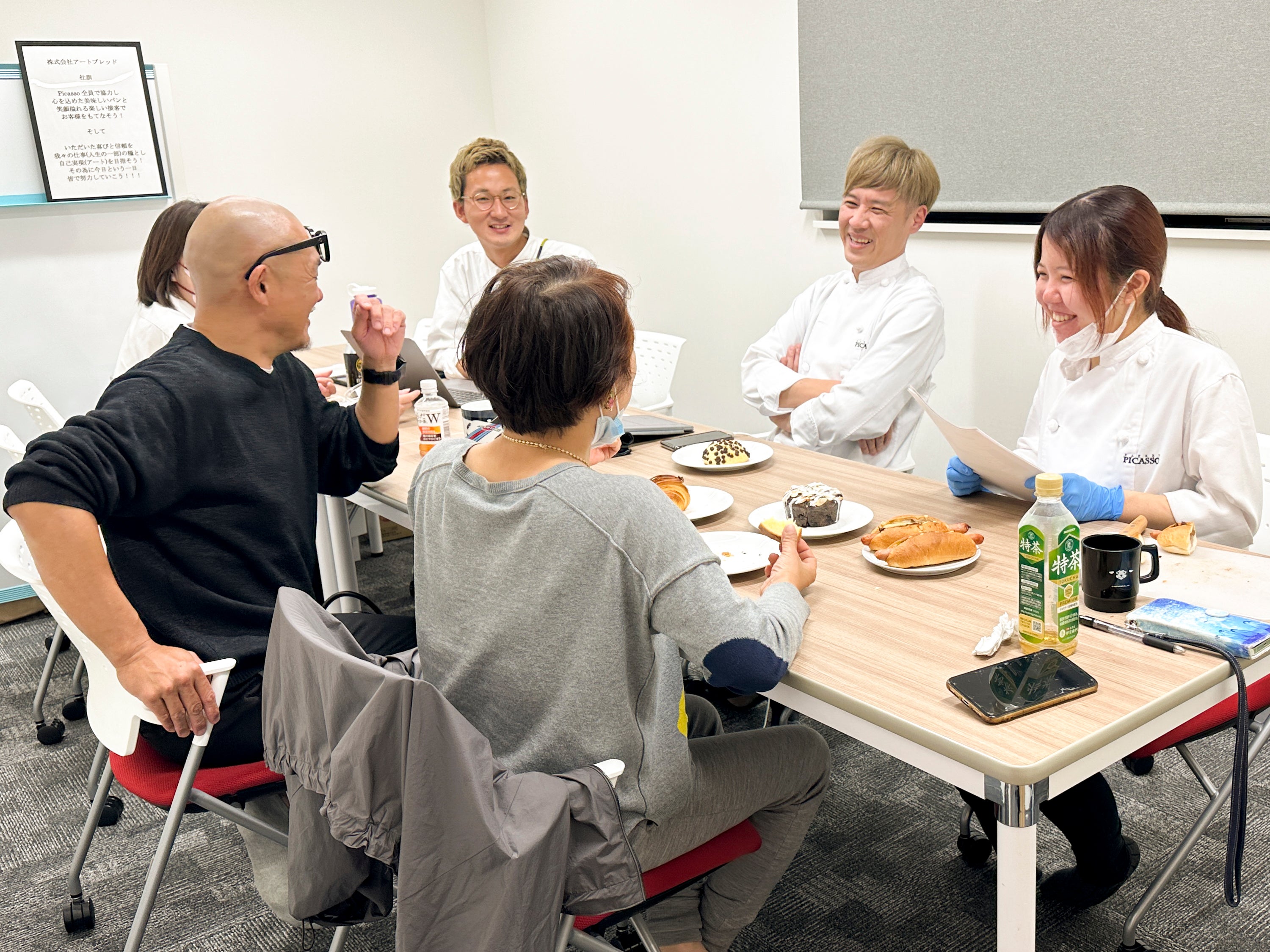 試食会の様子_代表取締役を含めたメンバーで和気あいあいとした雰囲気