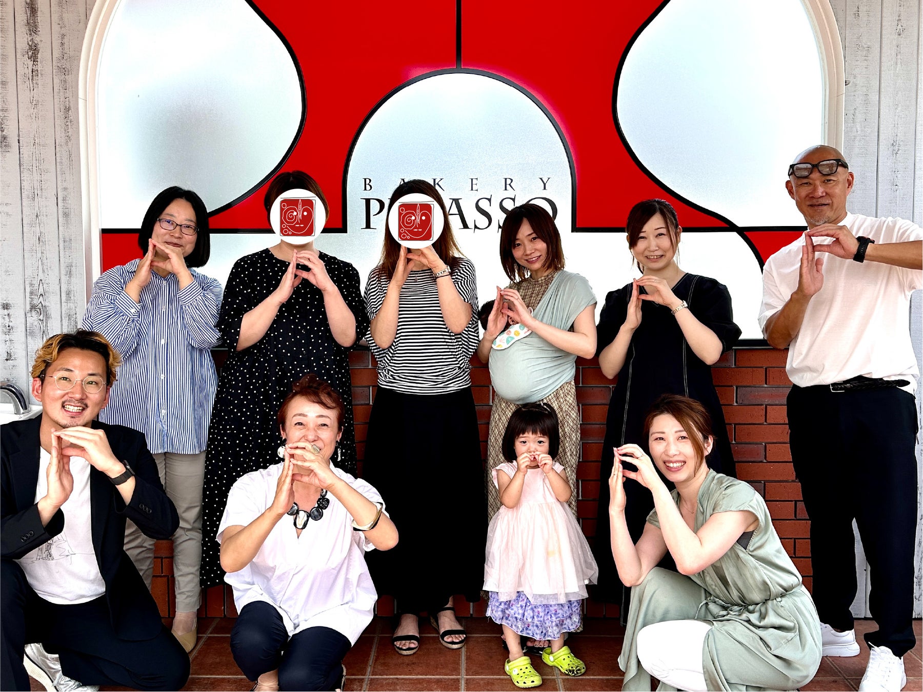 アンバサダーの皆さんと、ベーカリーピカソの「P」ポーズで記念撮影