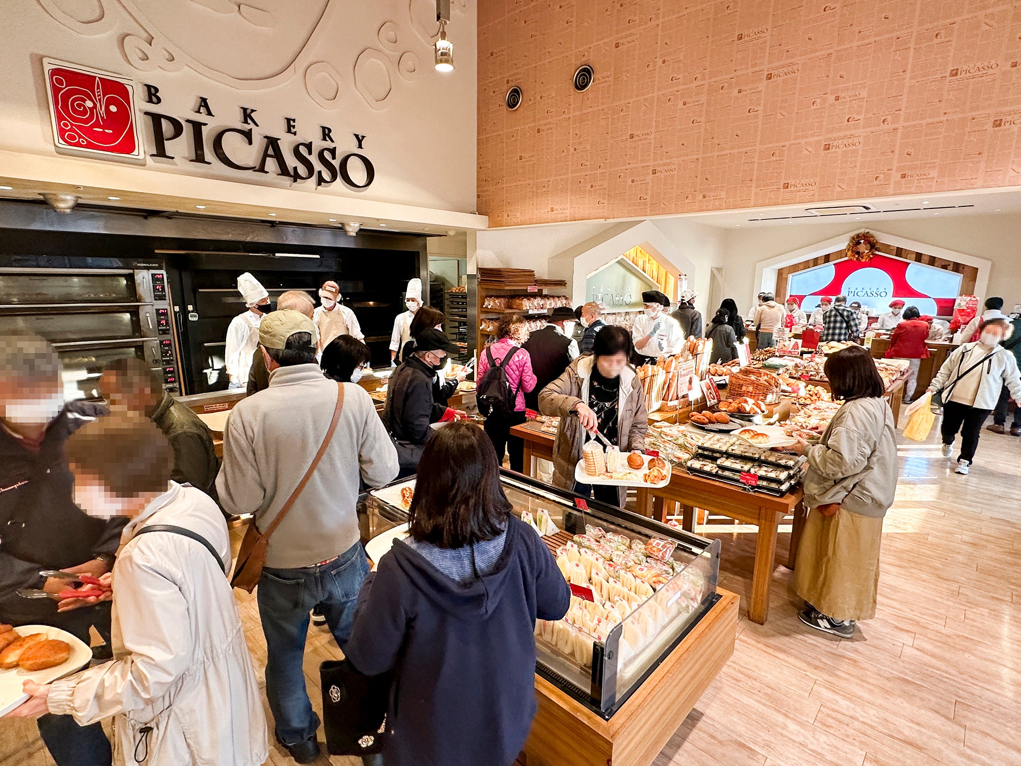 多くのお客様で賑わう店内の様子