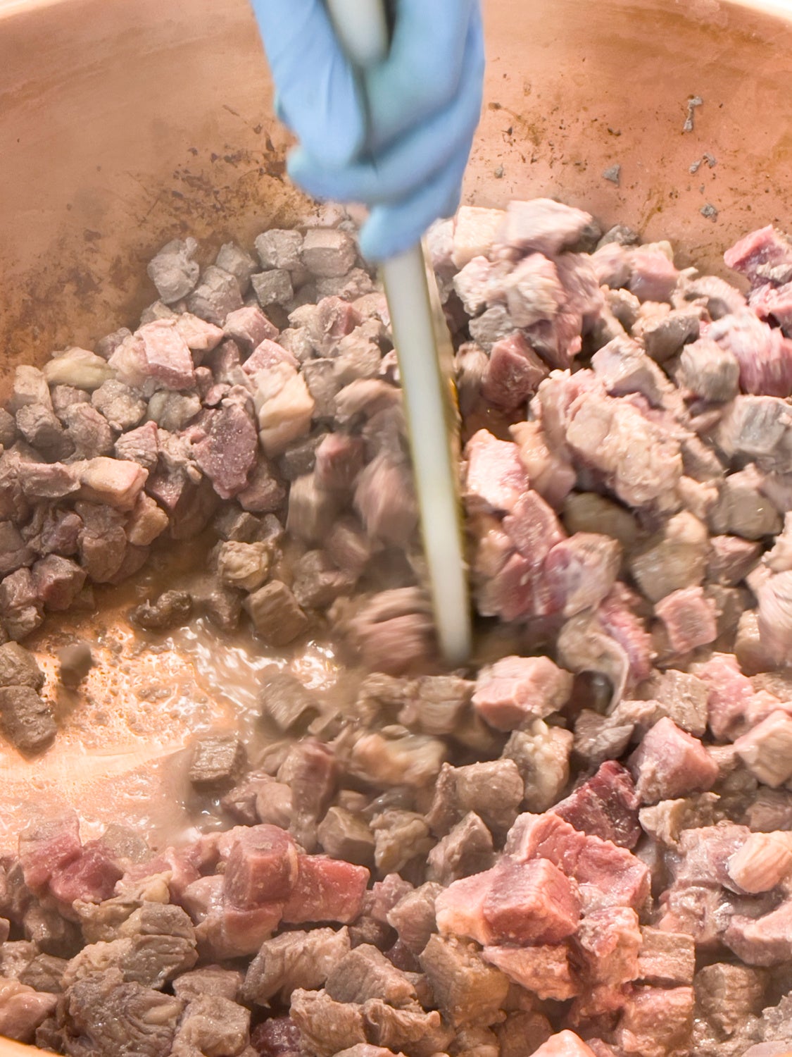 02_2cm角の牛肉を秘密のスパイスで味付け