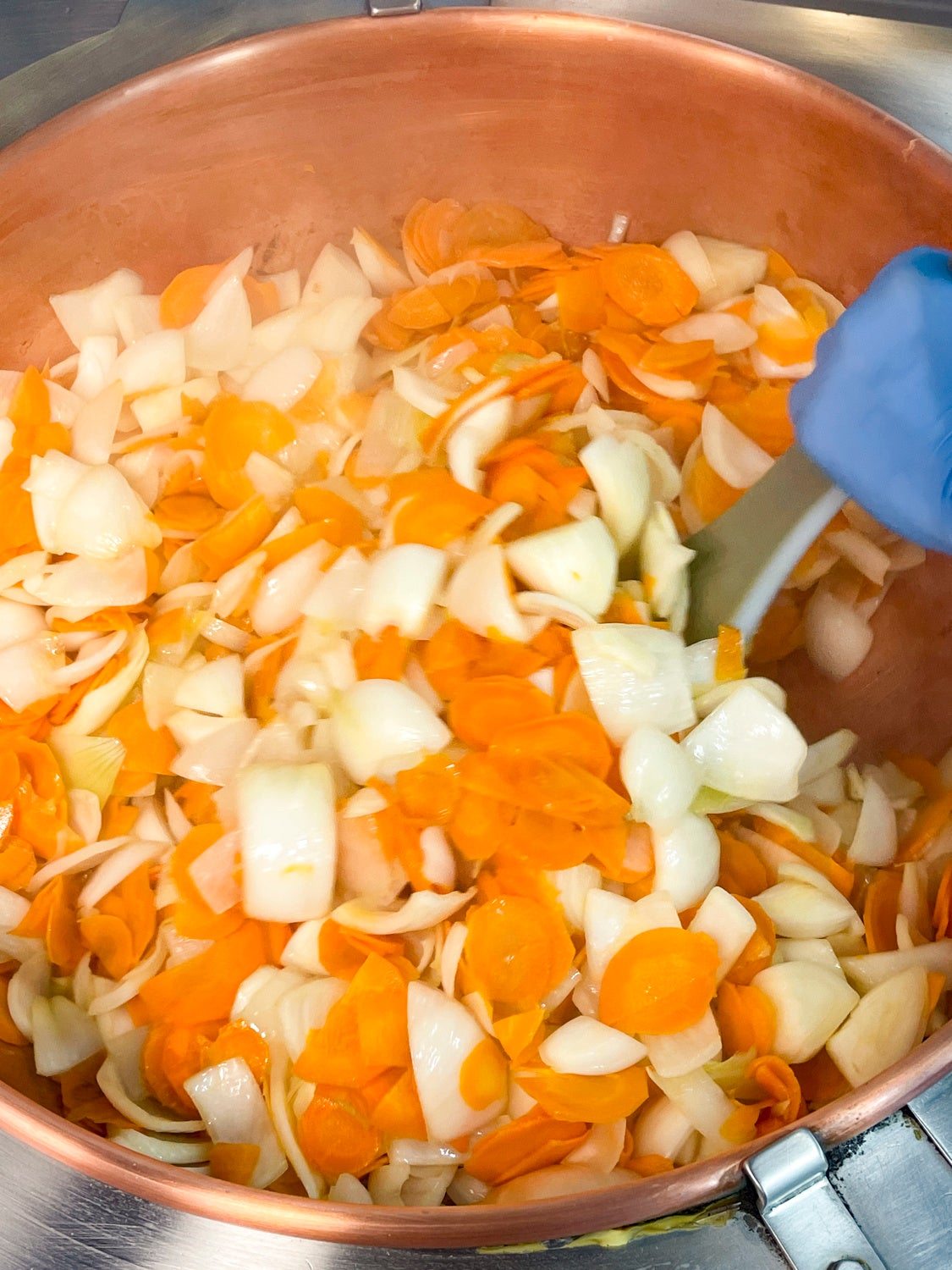 01_たっぷりの人参と玉ねぎを手作業で丁寧に炒める