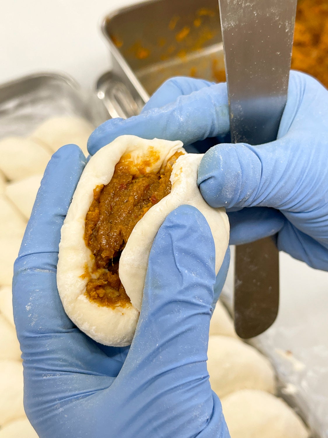 06_職人の手作業で1つ1つ丁寧に包餡しています