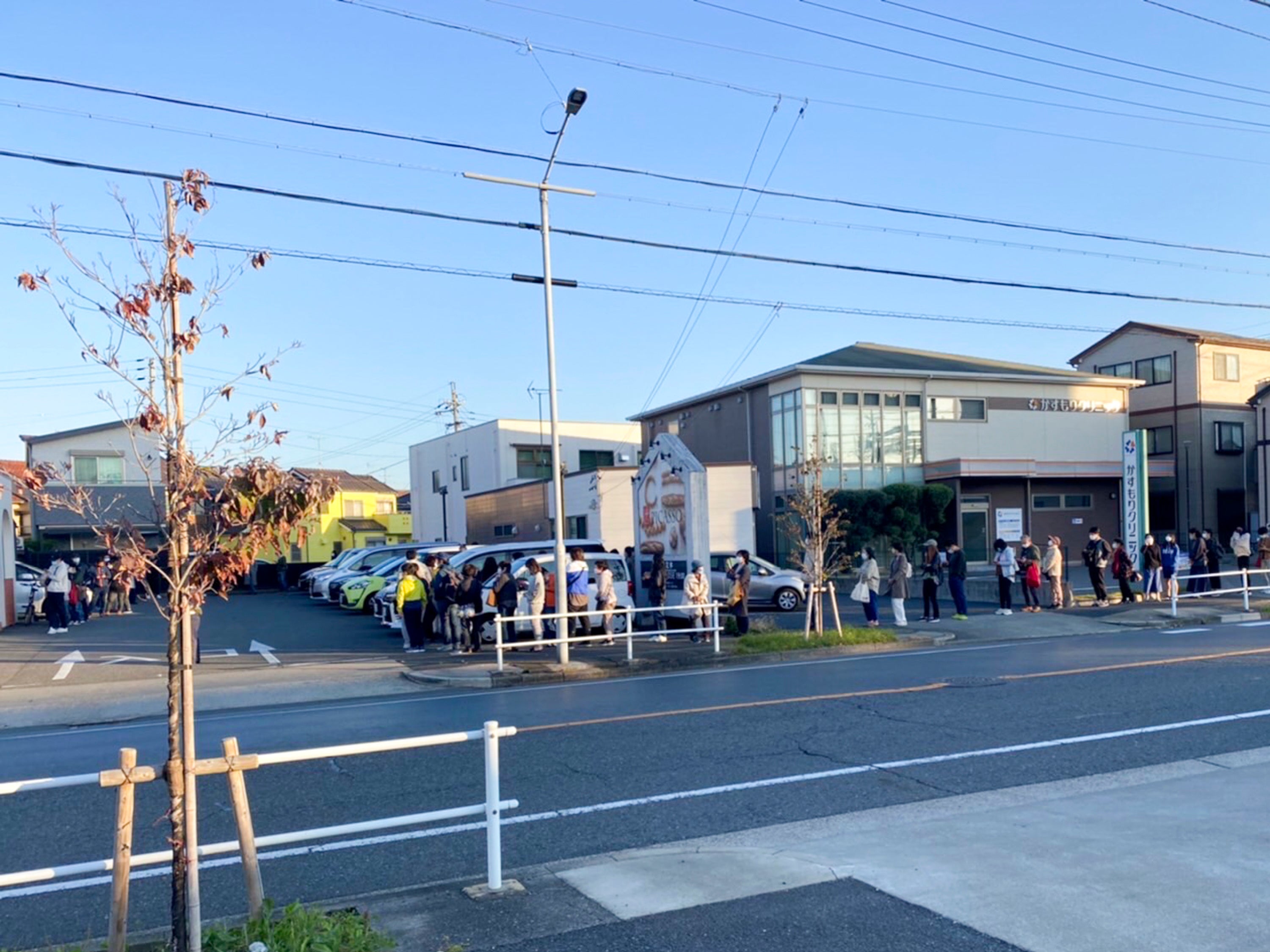 昨年の様子③_行列はついに歩道にまで到達