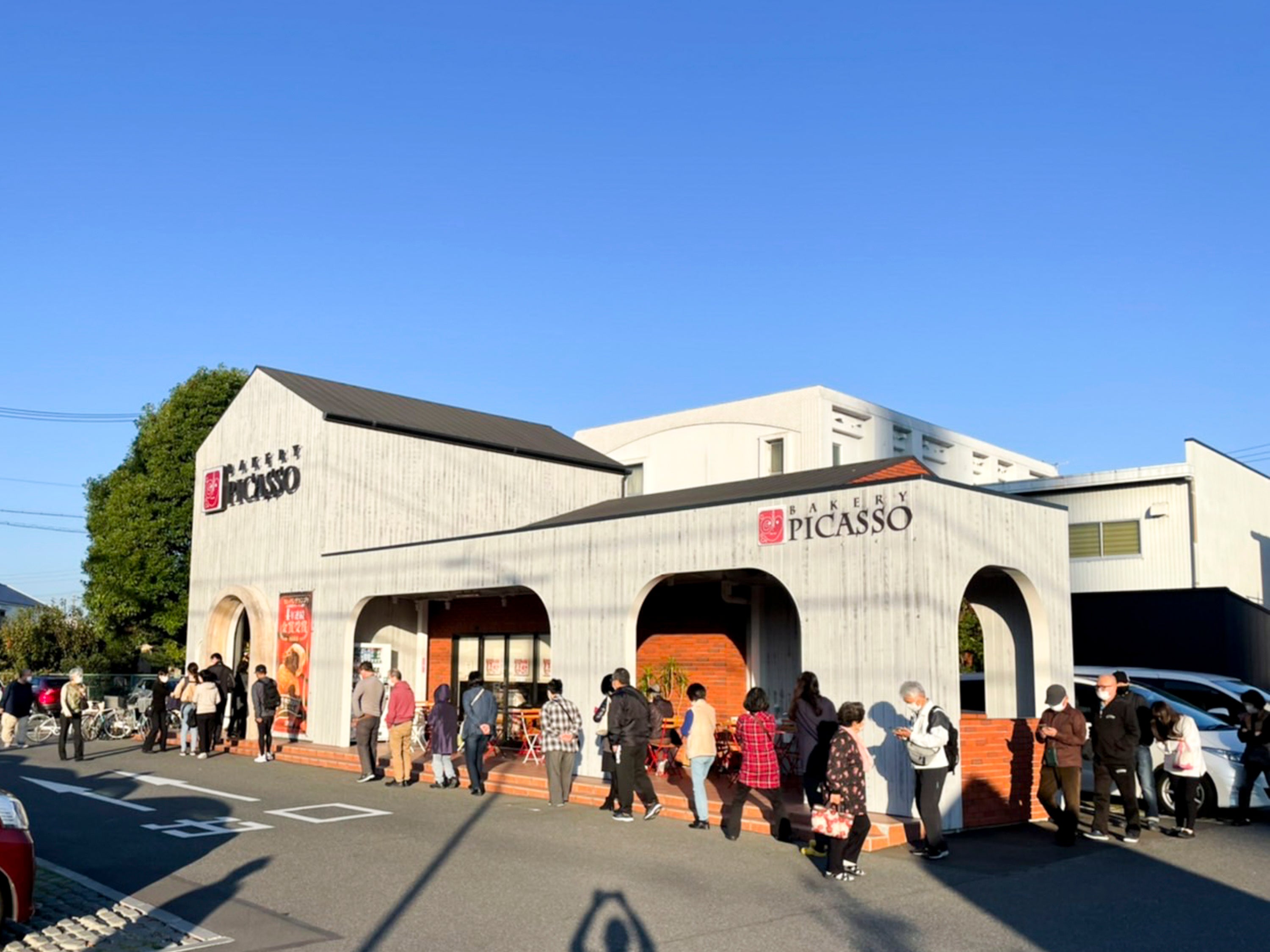 昨年の様子①_お店の入口から長蛇の列