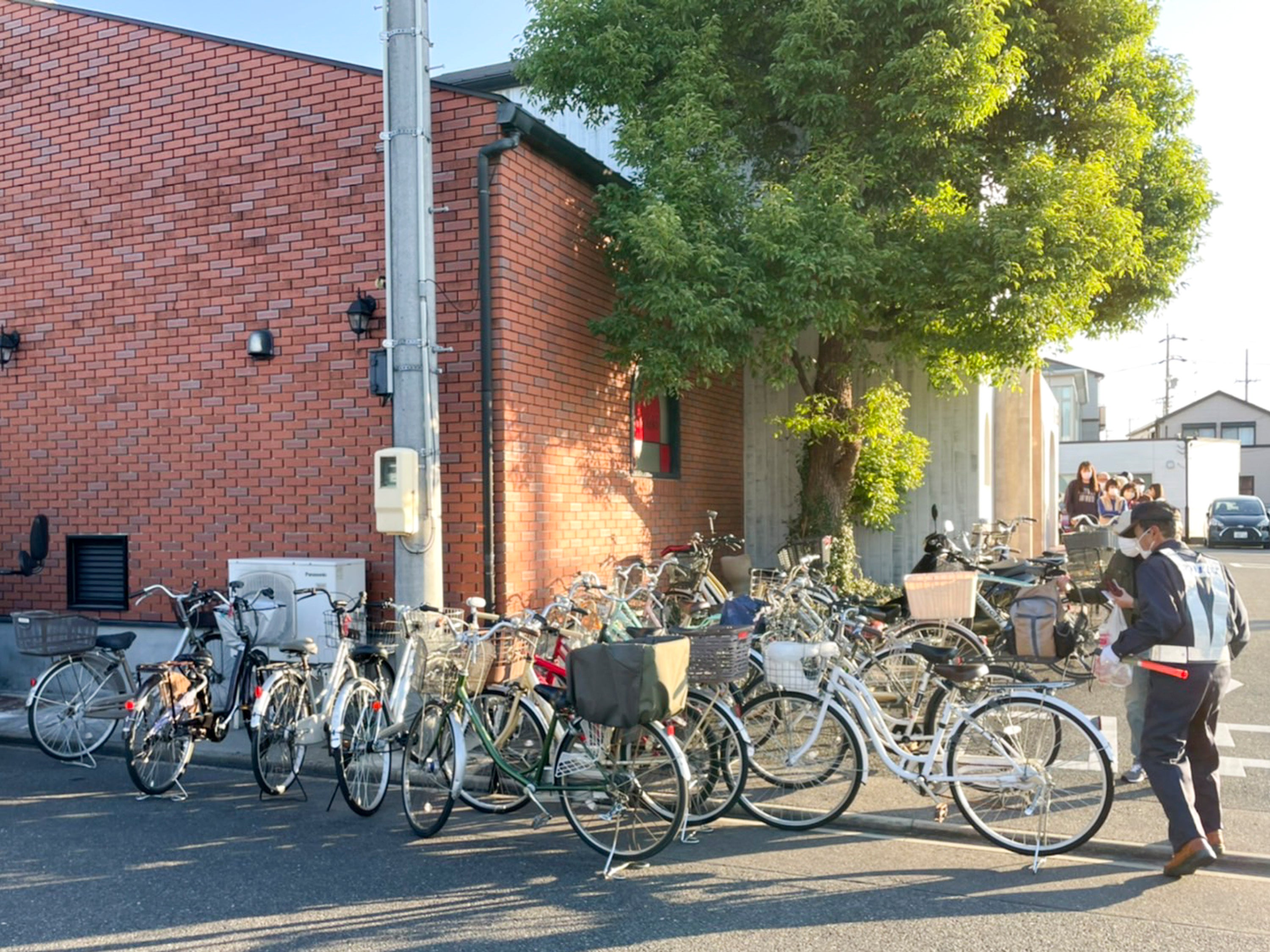 昨年の様子④_自転車でご来店される地域の方も多数