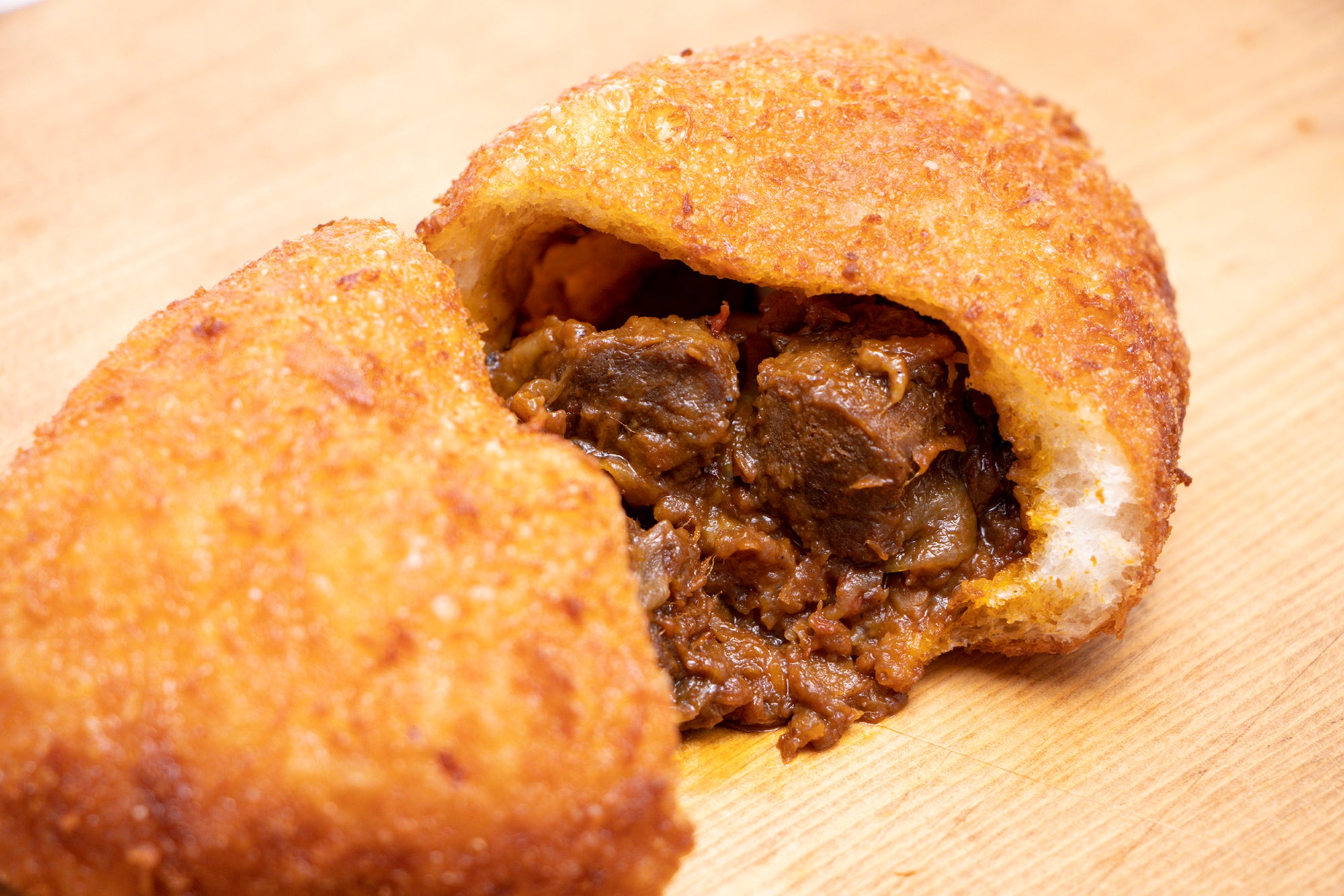 牛肉ゴロゴロカレーパン_税込238円