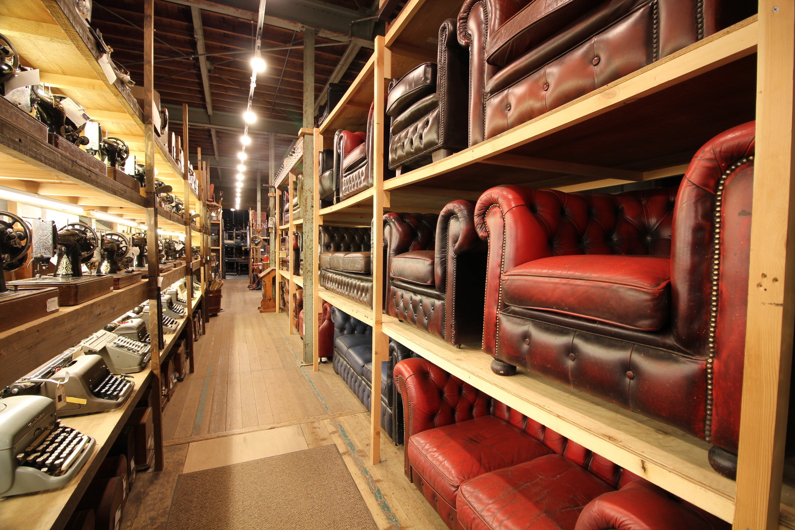 日本一の在庫量を誇る静岡本店のアンティーク家具