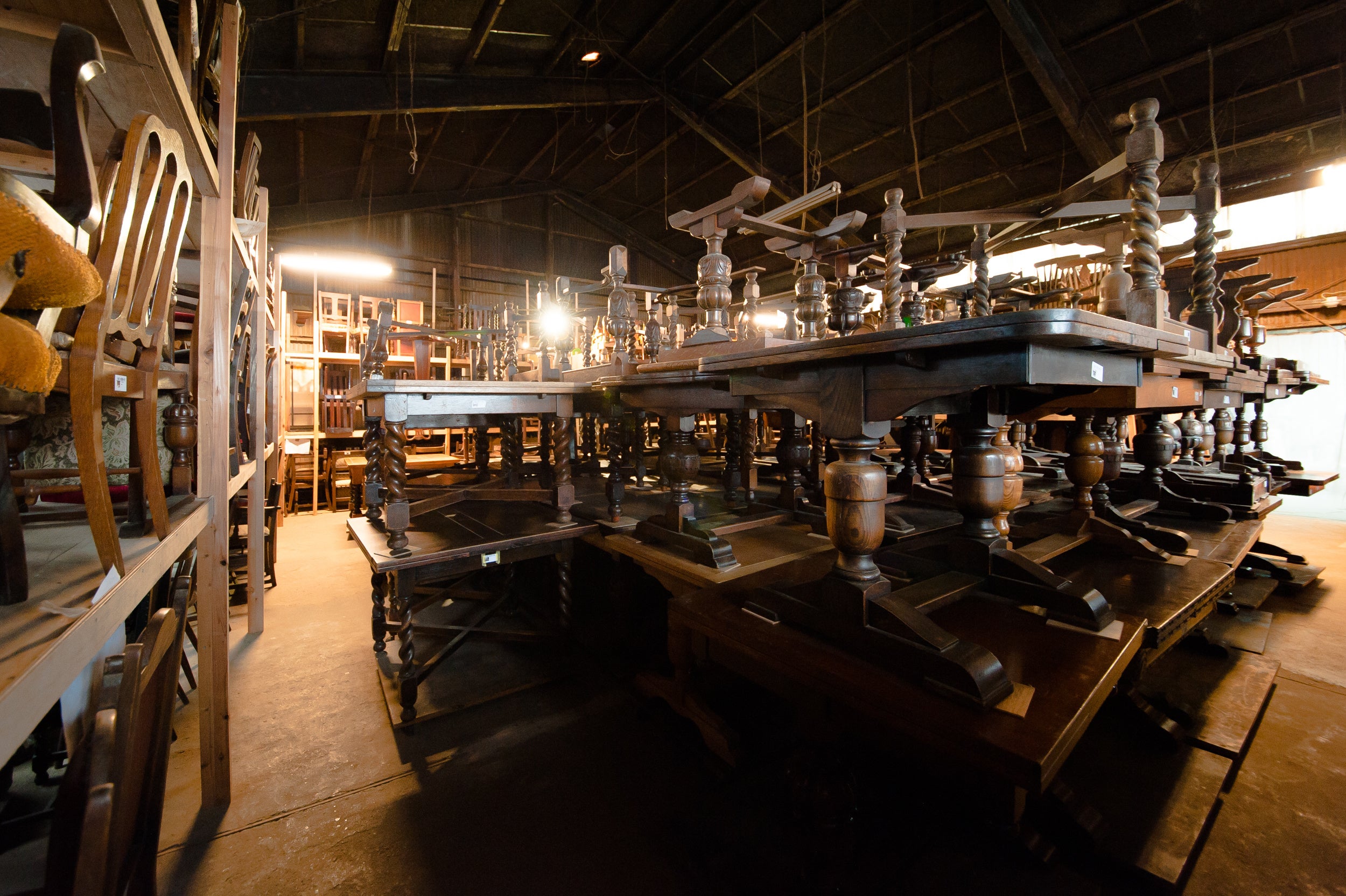 日本一の在庫量を誇る静岡本店のアンティーク家具