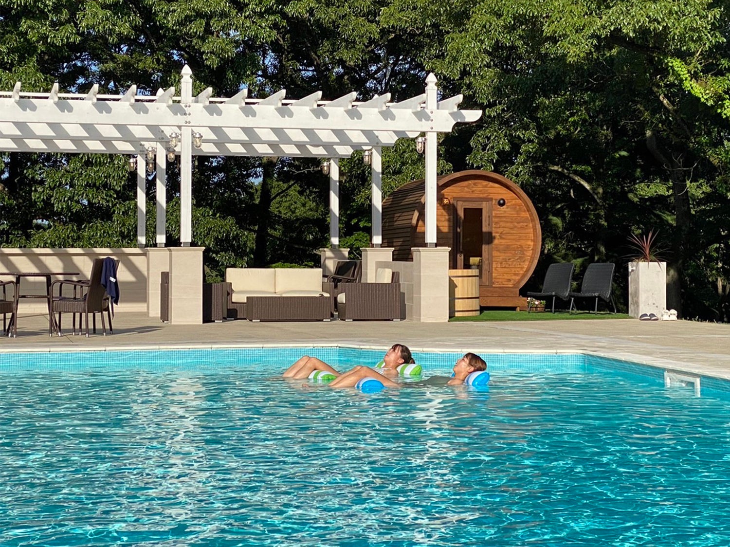 森のバレルサウナ＆プールの浮遊浴