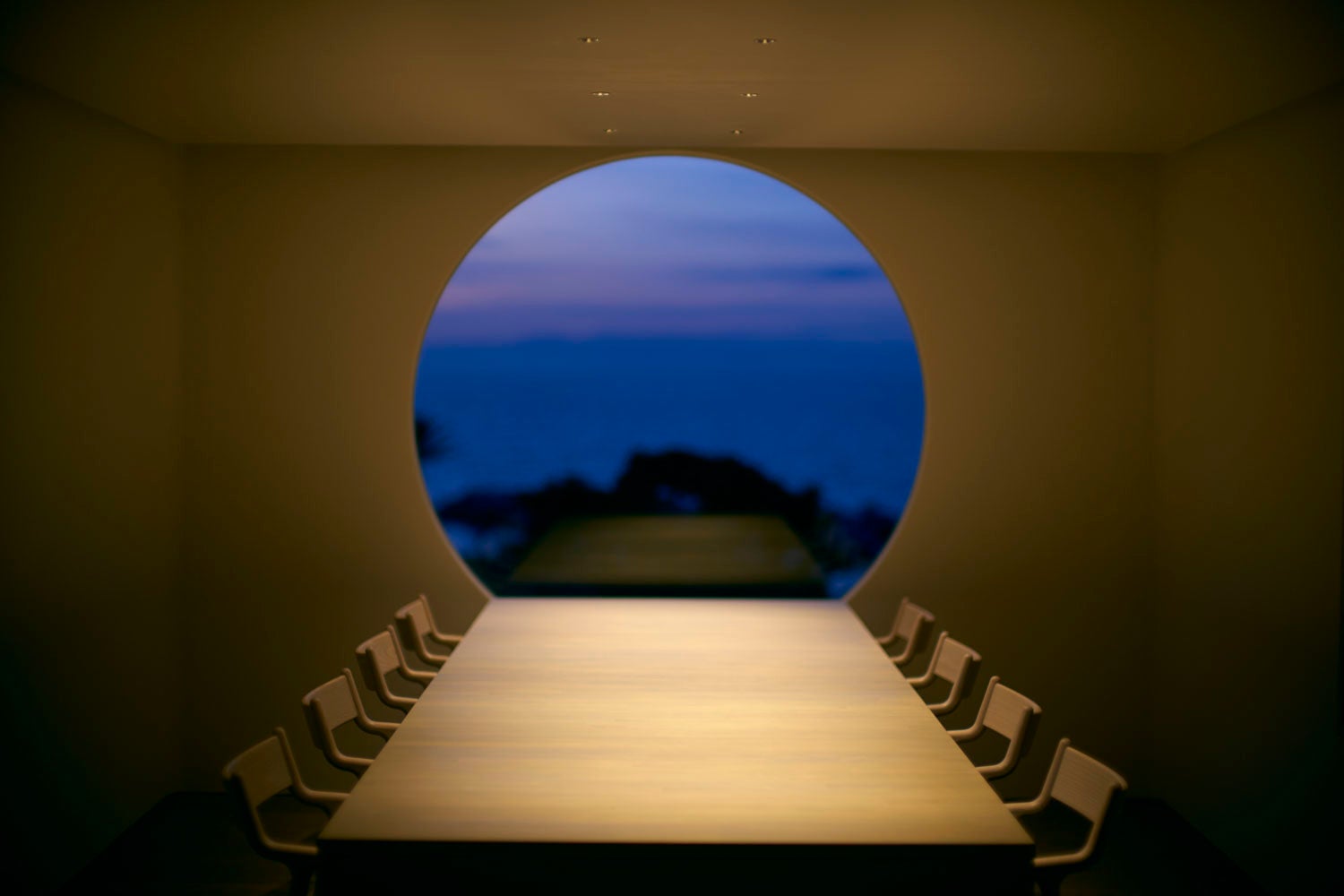 月をのぞむ「満月のダイニング」