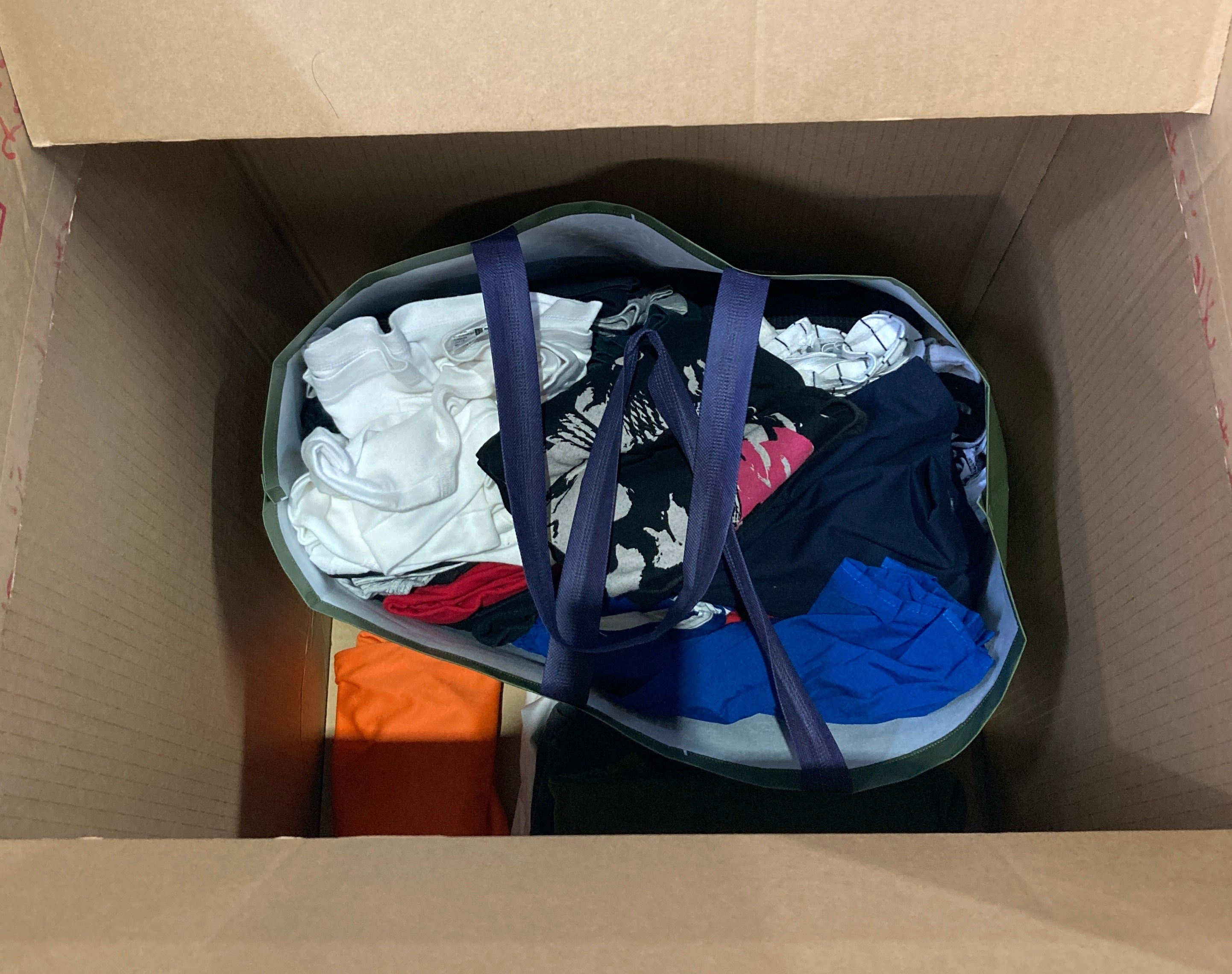 回収ボックスに続々と集まるTシャツ