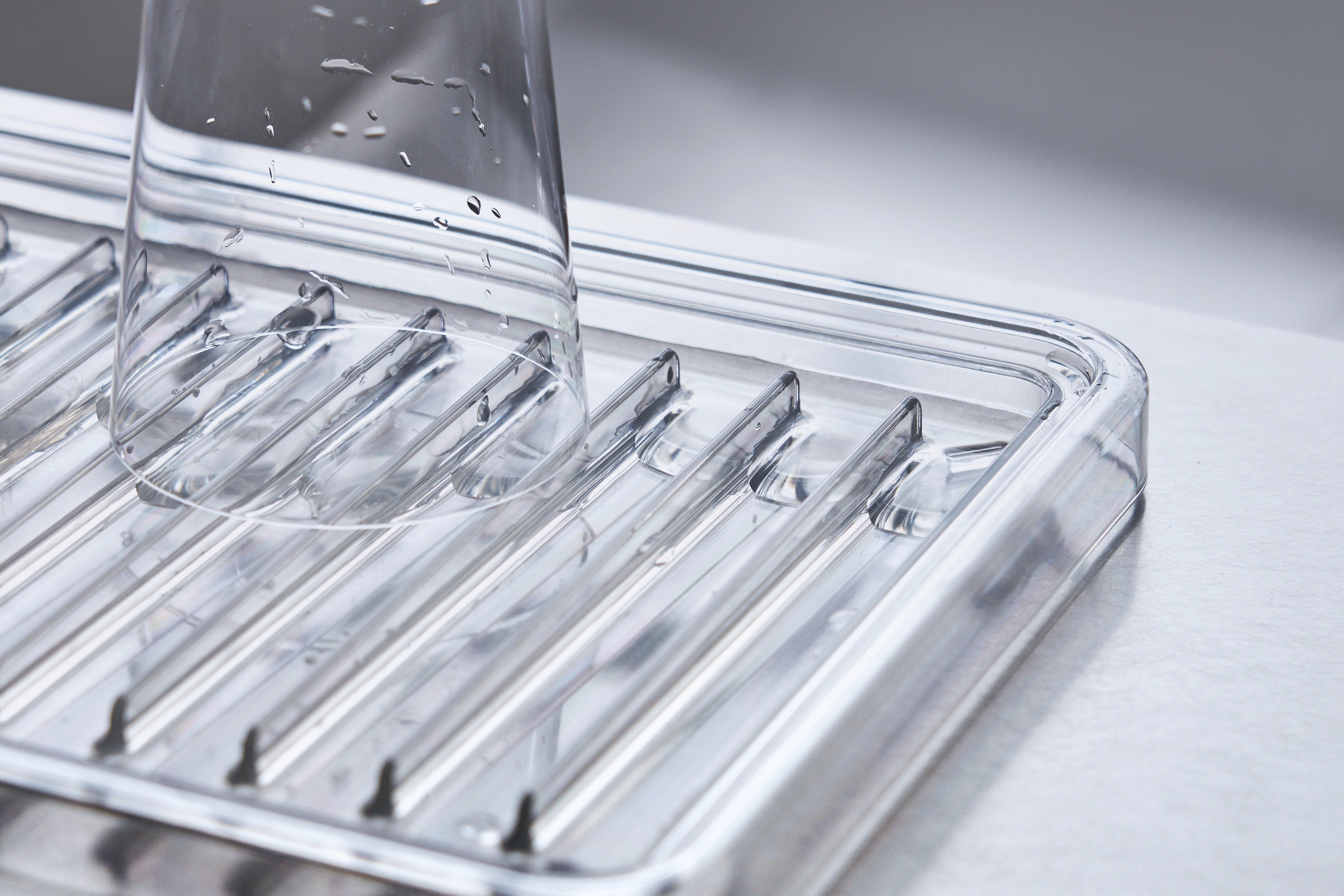 トレーの傾斜で一方に水が溜まり、水を捨てやすい設計です。